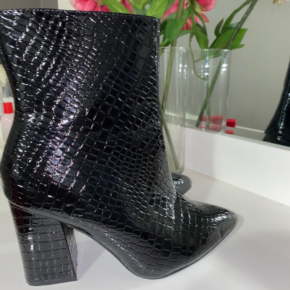 Boohoo size 7 booties shiny new black